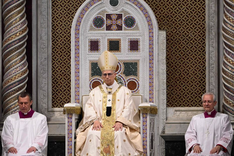 Papa Leone sulla cattedra della Basilica di San Giovanni in Laterano a Roma - Ansa