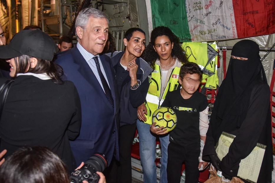 Il ministro Antonio Tajani sull'aereo dona un pallone ad Adam - Farnesina