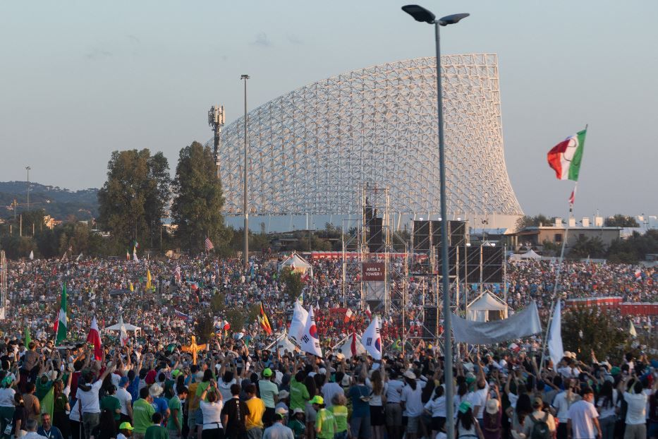 La folla dei giovani a Tor Vergata al tramonto di sabato 2 agosto durante il giro del Papa in mezzo a loro - Matteo Nardone / fotogramma.it