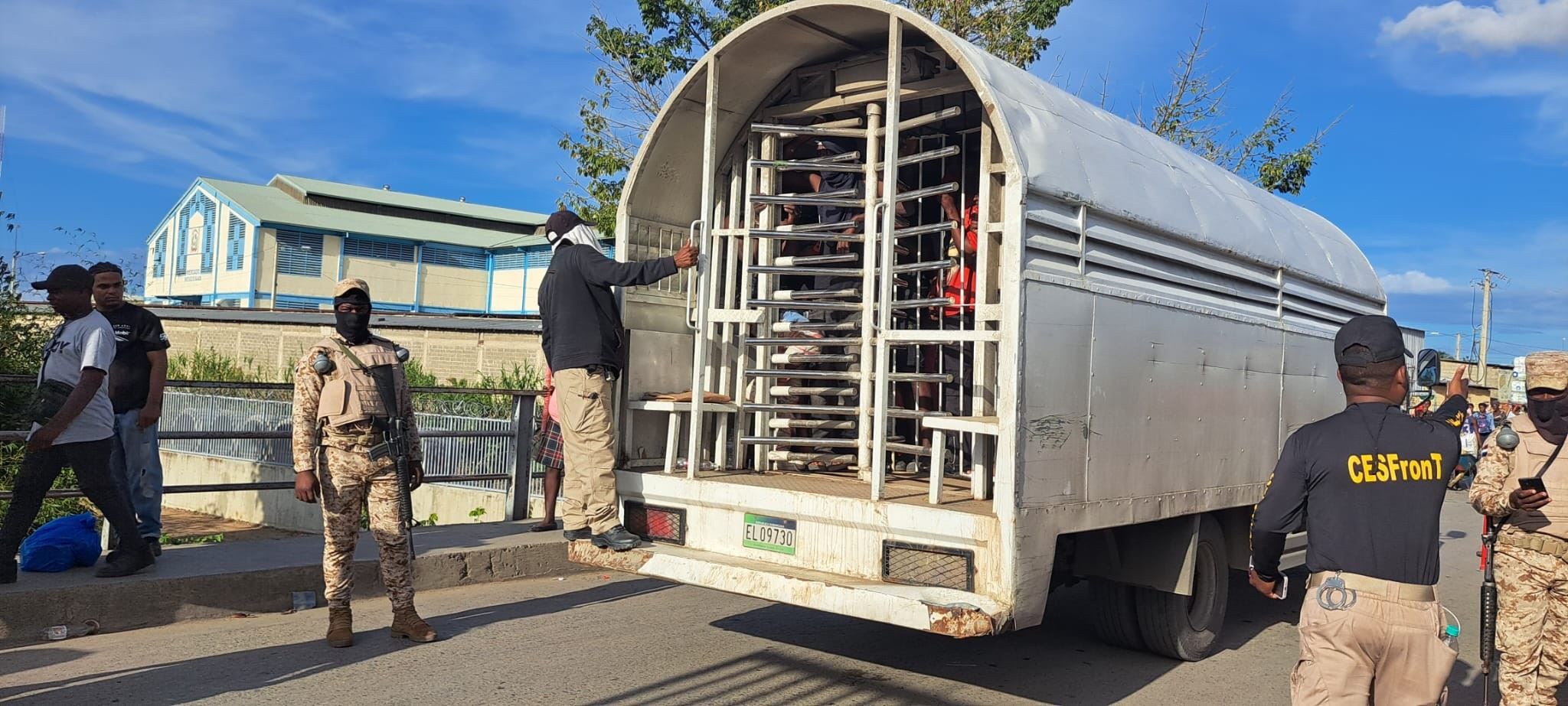 Il furgone di metallo chiamato "gabbia" dove vengono espulsi gli haitiani