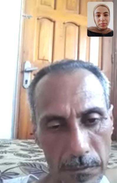 Intisar e il padre in videochiamata: lui si trova a Gaza ed è visibilmente smagrito e sofferente