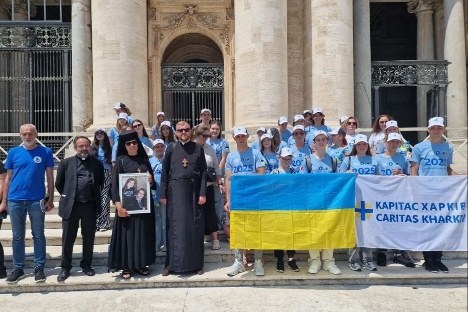 Il gruppo dei ragazzi ucraini della regione di Kharkiv in piazza San Pietro prima dell'incontro con il Papa - Avvenire
