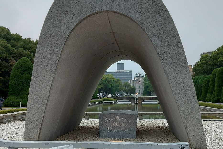 Il monumento al centro del Parco della pace di Hiroshima che ricorda le vittime della bomba atomica - -