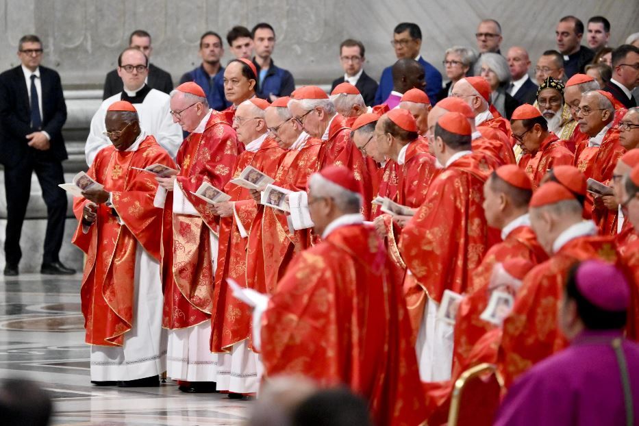 I cardinali nella Basilica di San Pietro per la Messa «pro eligendo Romano Pontifice» - Ansa