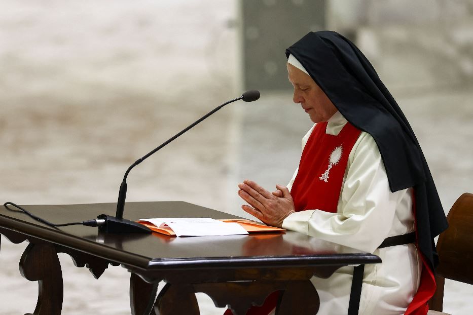 Suor Gloria Riva durante la sua meditazione per la Curia romana - -