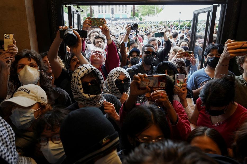 I manifestanti fanno irruzione nella biblioteca dell'ateneo - Reuters