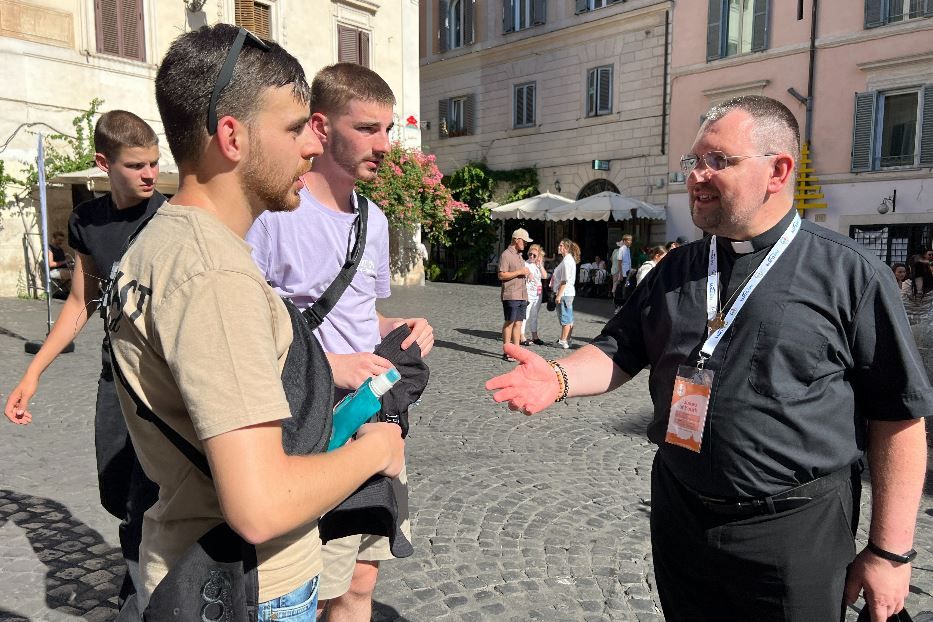 Il vescovo di Donetsk, Maksym Ryabukha, a Roma con i ragazzi ucraini durante il Giubileo dei giovani - Avvenire