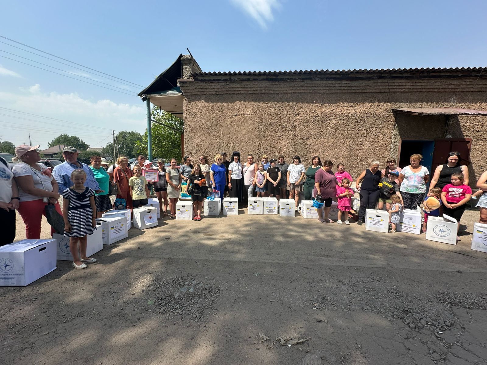 La consegna degli aiuti umanitari di Leone XIV per l'Ucraina fra gli sfollati di guerra nei villaggi lungo il fronte della regione di Kharkiv - undefined