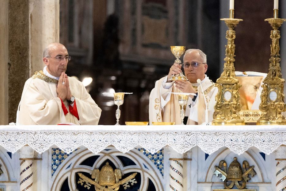 Papa Leone con il cardinale vicario Reina durante la Messa nella Basilica di San Giovanni in Laterano - Ansa