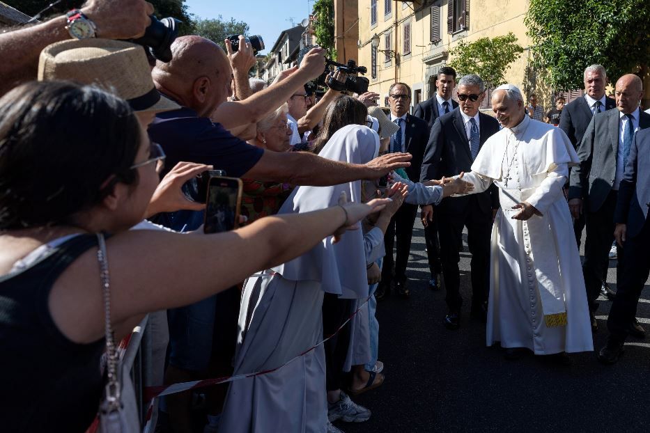 Papa Leone XIV saluta la folla al suo arrivo a Castel Gandolfo - Ansa