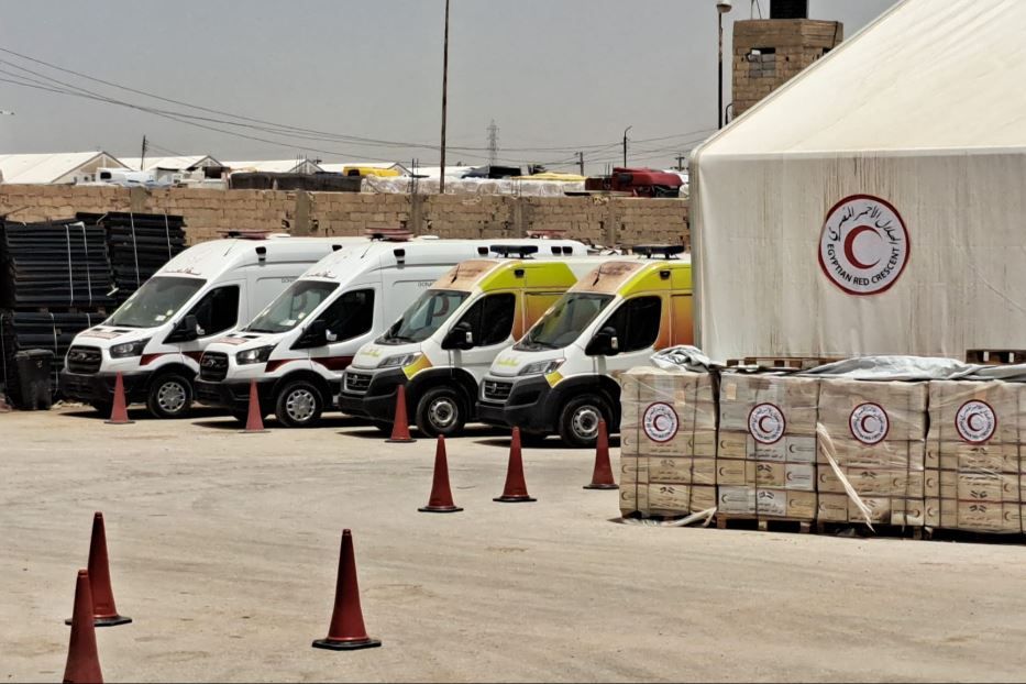 Autoambulanze donate da governi e agenzie internazionali in attesa di essere portate a Gaza - L.Liv.