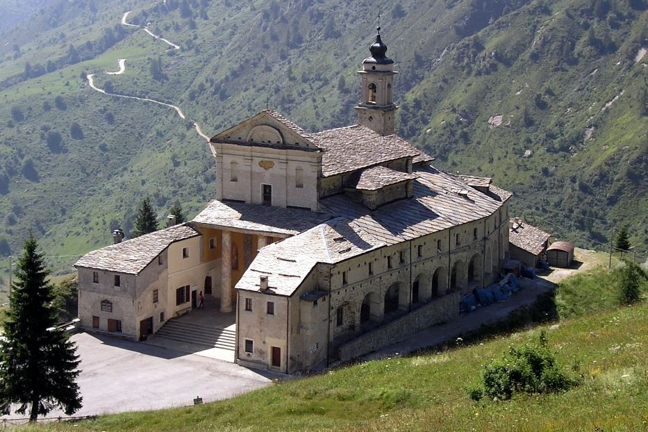Il Santuario di San Magno, a 1.761 metri di altitudine, a Castelmagno (Cuneo), offre ospitalità ai pellegrini - Associazione “Ospitalità religiosa italiana”