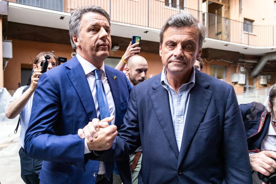 La stretta di mano tra Renzi e Calenda a Milano - Ansa