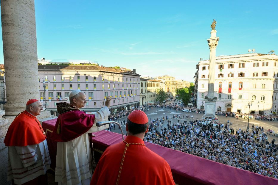 Papa Leone si affaccia dalla Basilica di Santa Maria Maggiore a Roma per salutare la folla - Vatican Media