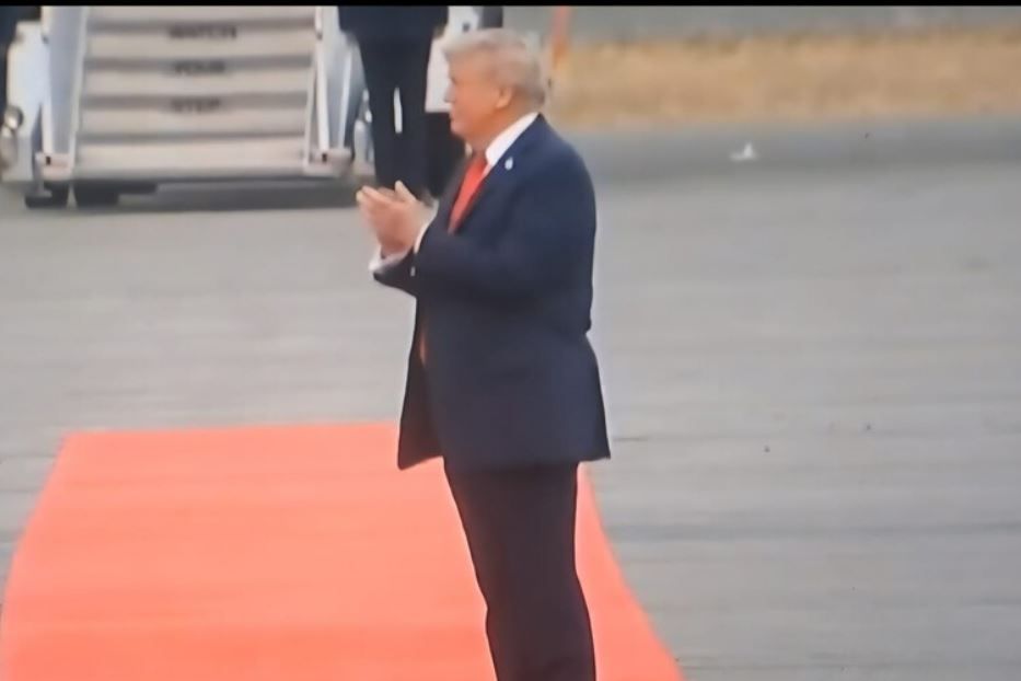 L'applauso di Trump a Putin (che è ricercato per crimini di guerra): lo zar è stato accolto su un tappeto rosso - .