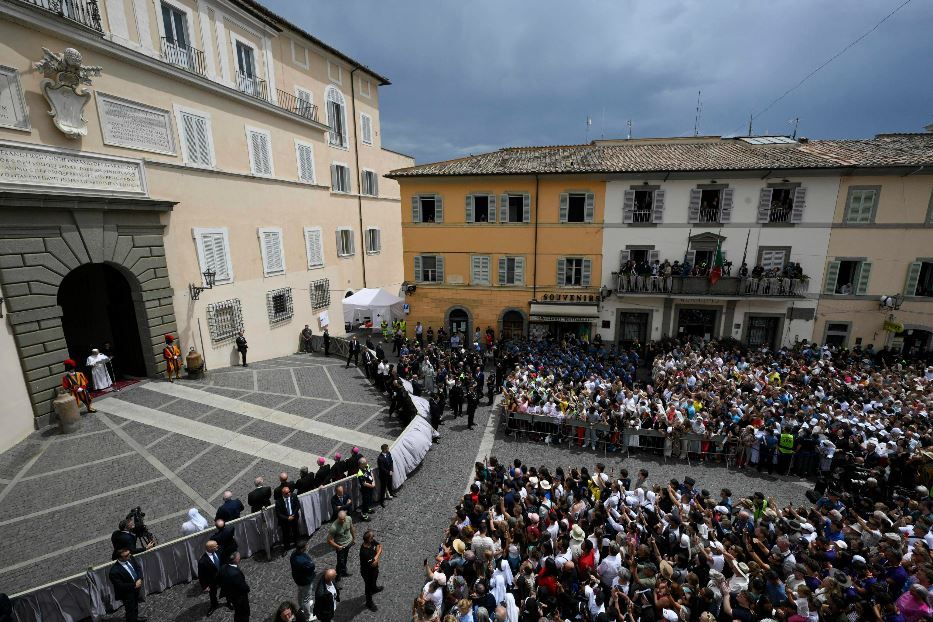 Leone XIV durante l'Angelus a Castel Gandolfo - Ansa