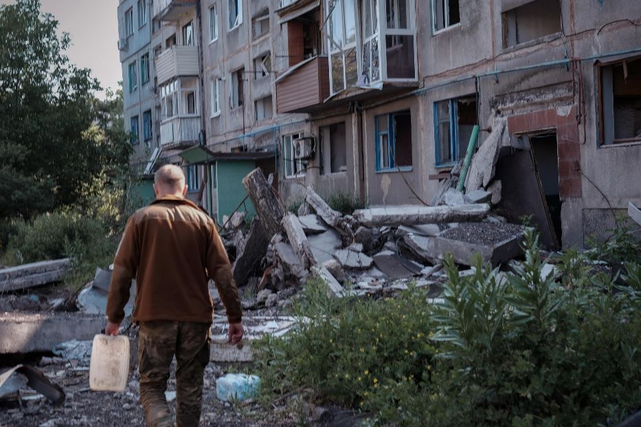 La vita fra le macerie a Myrnohrad, cittadina della regione di Donetsk a ridosso della linea del fronte - Ansa