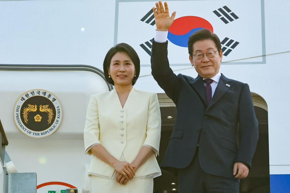 Il presidente sudcoreano Lee Jae-myung in compagnia della moglie Kim Hye-kyun prima di partire per Tokyo - ANSA