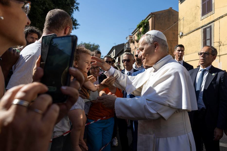 Papa Leone XIV saluta la folla al suo arrivo a Castel Gandolfo - Ansa