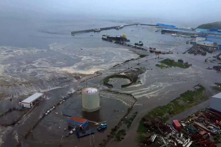 Le onde dello tsunami a Severo-Kurilsk, in Russia - Ansa