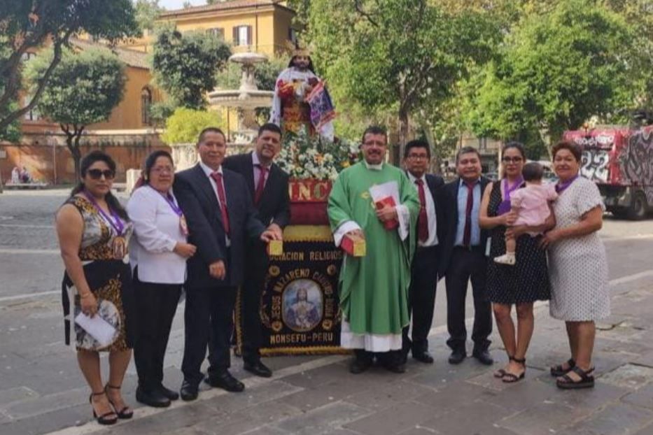 Fedeli peruviani residenti a Roma, originari della diocesi di Chiclayo, con la copia della statua del “Nazareno Cautivo de Monsefu” che oggi viene portata in processione in piazza San Pietro - .