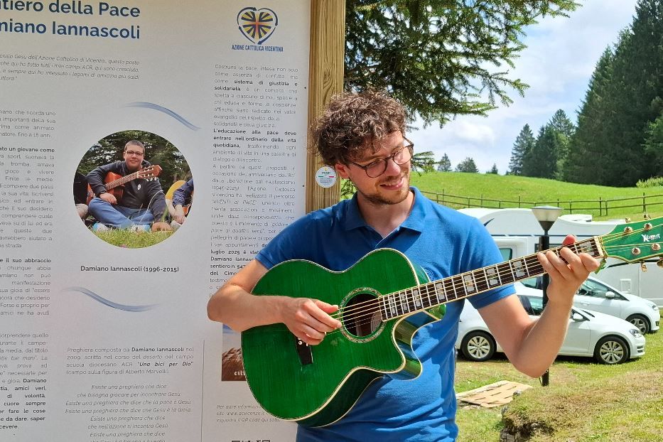 Giulio Lago suona la chitarra di Damiano all’inaugurazione del “Sentiero della pace” intitolato al giovane socio di Ac a Tonezza del Cimone (Vicenza) - Naike Borgo