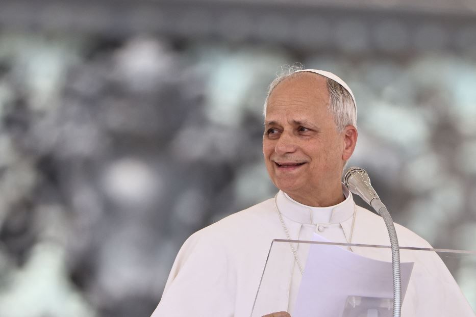 Leone XIV durante la preghiera dell'Angelus sul sagrato della Basilica di San Pietro - Reuters