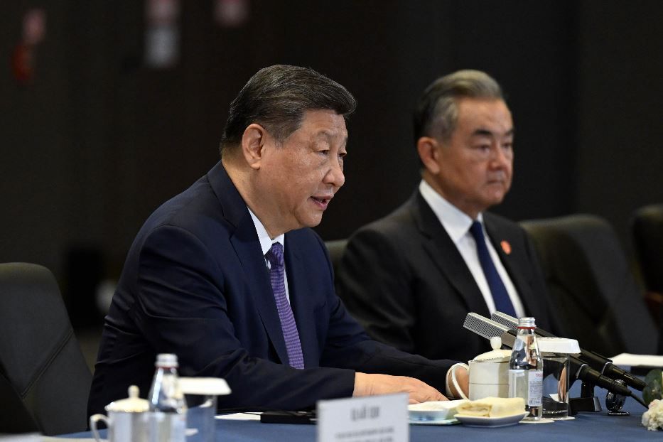 Il presidente cinese Xi Jinping (a sinistra) e il ministro degli Esteri Wang Yi - ANSA