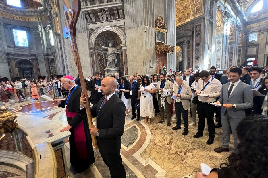 Il pellegrinaggio giubilare dei giovani del Consiglio del Mediterraneo guidato dall'arcivescovo Baturi - Avvenire