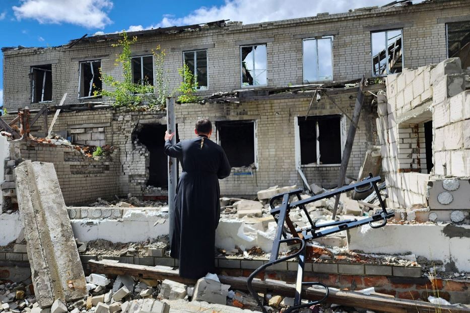 Il cardinale Mykola Bychok fra le macerie di un edificio bombardato in Ucraina durante una visita nel suo Paese d’origine - Catholicukes.au