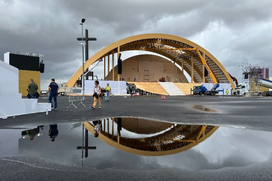 Il palco per il Papa nella spianata di Tor Vergata a Roma dove è atteso un milione di ragazzi per il Giubileo dei giovani - Avvenire