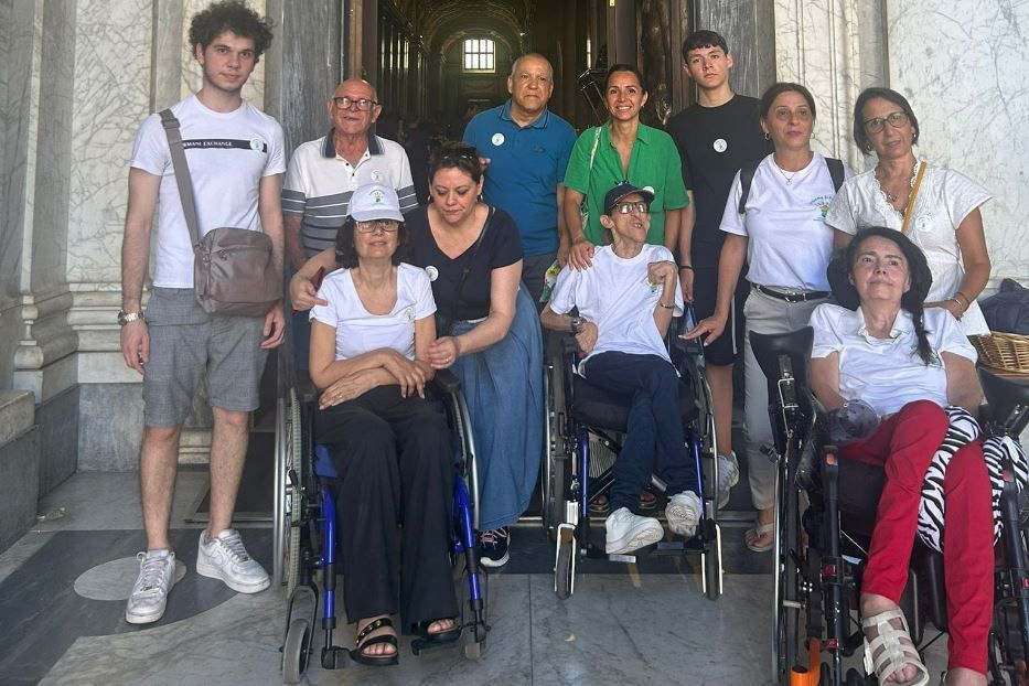 Malati di Sla e accompagnatori davanti alla Porta Santa della basilica romana di Santa Maria Maggiore - -