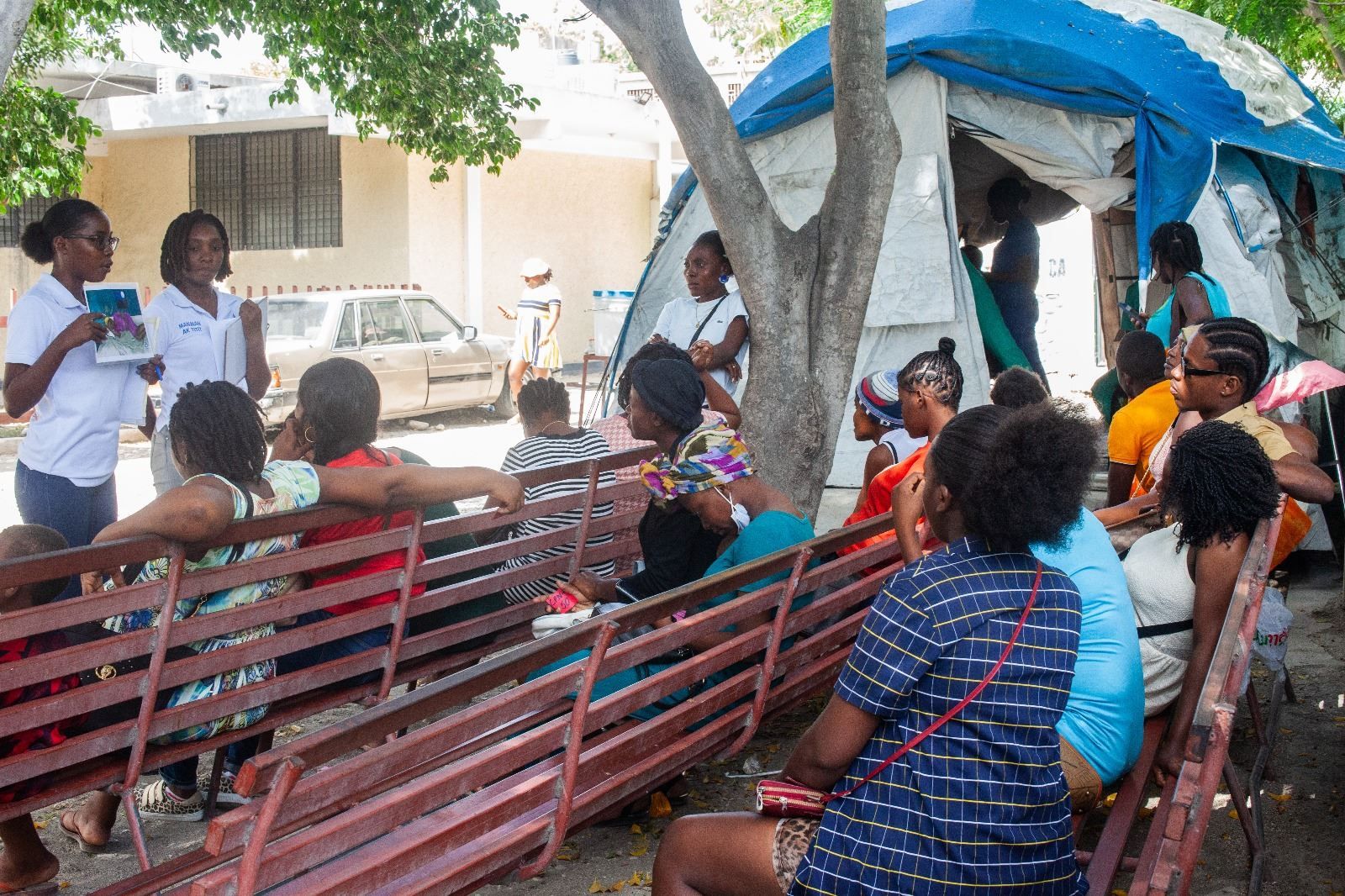 Mamme in attesa al centro di salute di Petite Place Cazeau - Dsf-Reginald Louissant, 2025