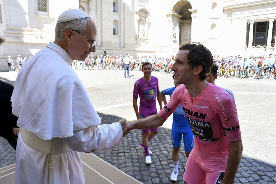 Papa Leone XIV con la maglia rosa Simon Yates nella sosta del Giro d'Italia in Vaticano - Vatican Media