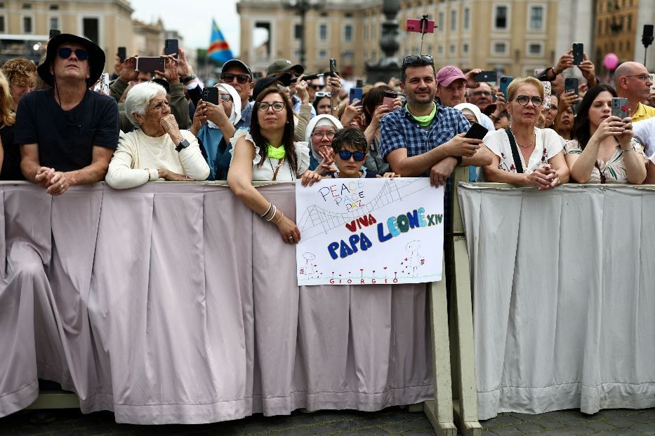 La folla in piazza San Pietro per il primo Regina Coeli di papa Leone XIV - Reuters