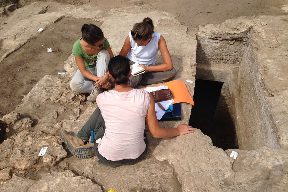 Studenti universitari in una sessione di scavi - courtesy