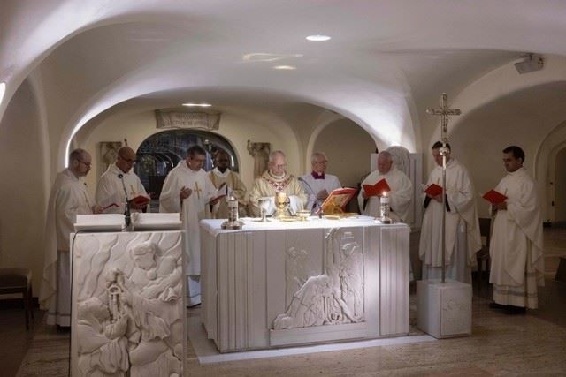 Il Papa ha celebrato la Messa nelle Grotte Vaticane, presso la tomba di San Pietro - Vatican Media