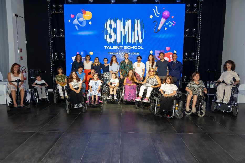 Foto di gruppo di allievi e tutor della Sma Talent School - .