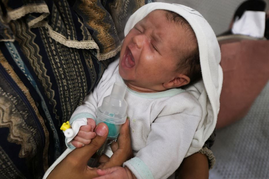 Un neonato tra le braccia della mamma al Nasser Hospital di Khan Younis, nella Striscia di Gaza, per ricevere cure - Reuters