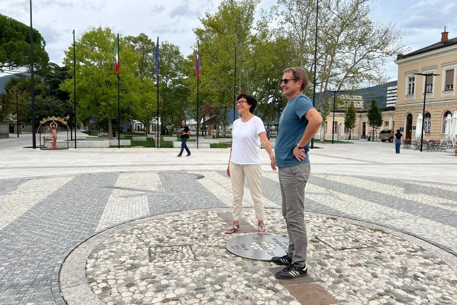 I turisti nel punto che divide Italia e Slovenia al centro di piazza Transalpina a Gorizia - Avvenire