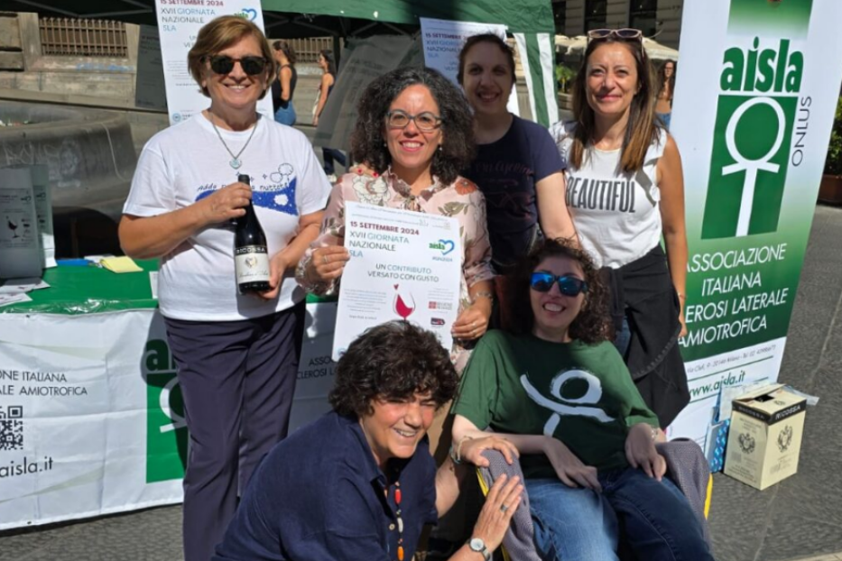 Un gazebo in piazza con la diffusione del Barbera d'Asti solidale per la Giornata Sla