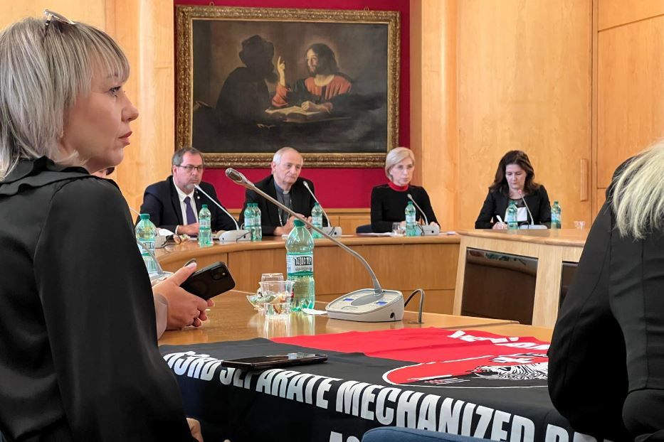 Il cardinale Matteo Zuppi con le mogli, le madri e le sorelle dei prigionieri di guerra ucraini detenuti in Russia - Ambasciata ucraina presso la Santa Sede