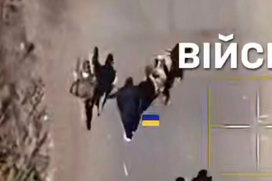 Un frame del video che mostra una giovane portata via dai soldati russi - .