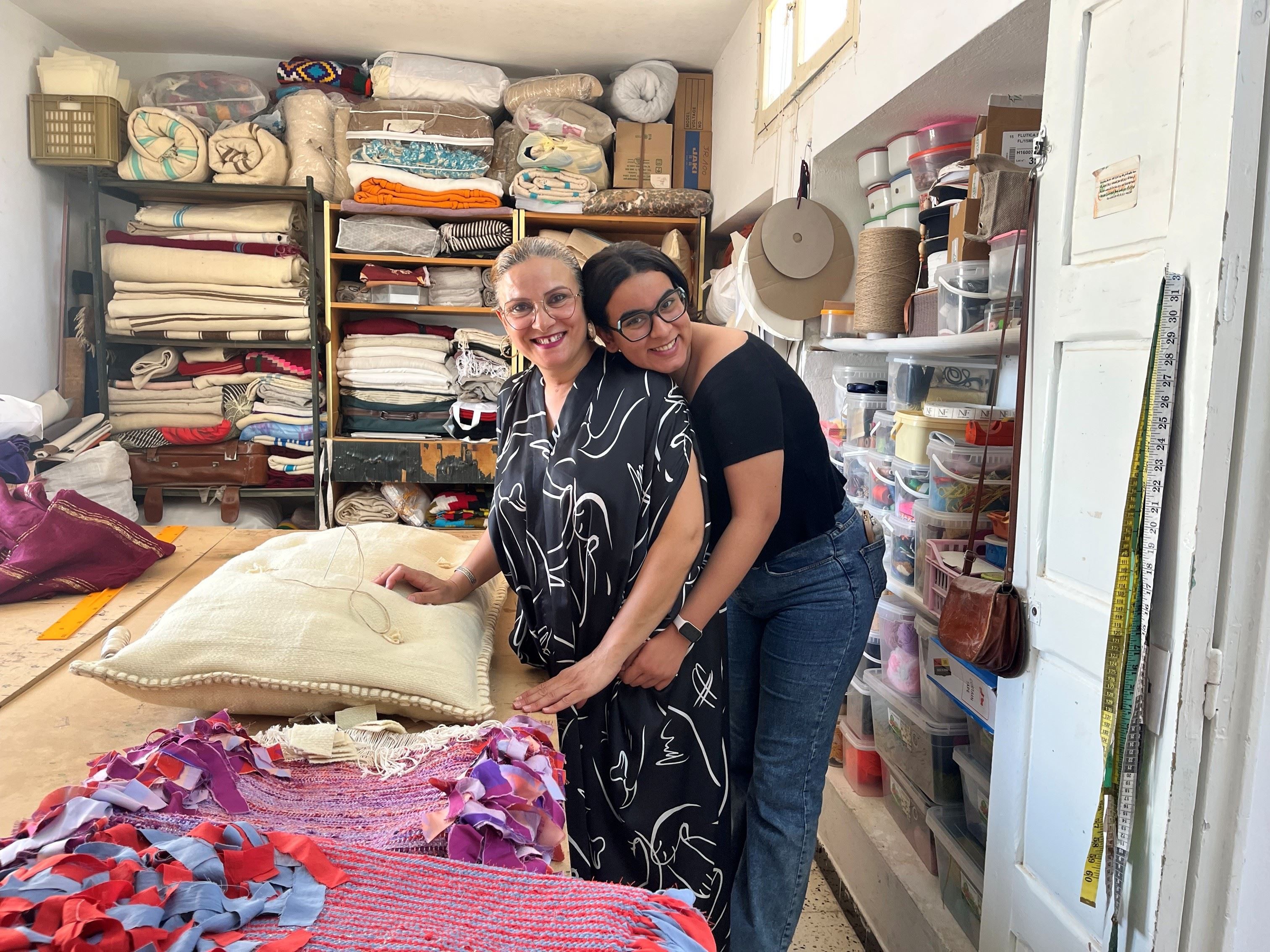 Ines Louizi, 50, con la figlia Janette Khlif, 21, nella sartoria di Teniour, alle periferia di Sfax