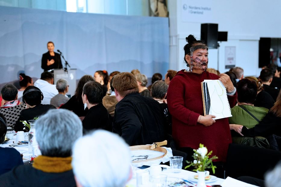 Una donna inuit protesta durante il discorso della premier danese Mitte Frederiksen a Nuuk - ANSA