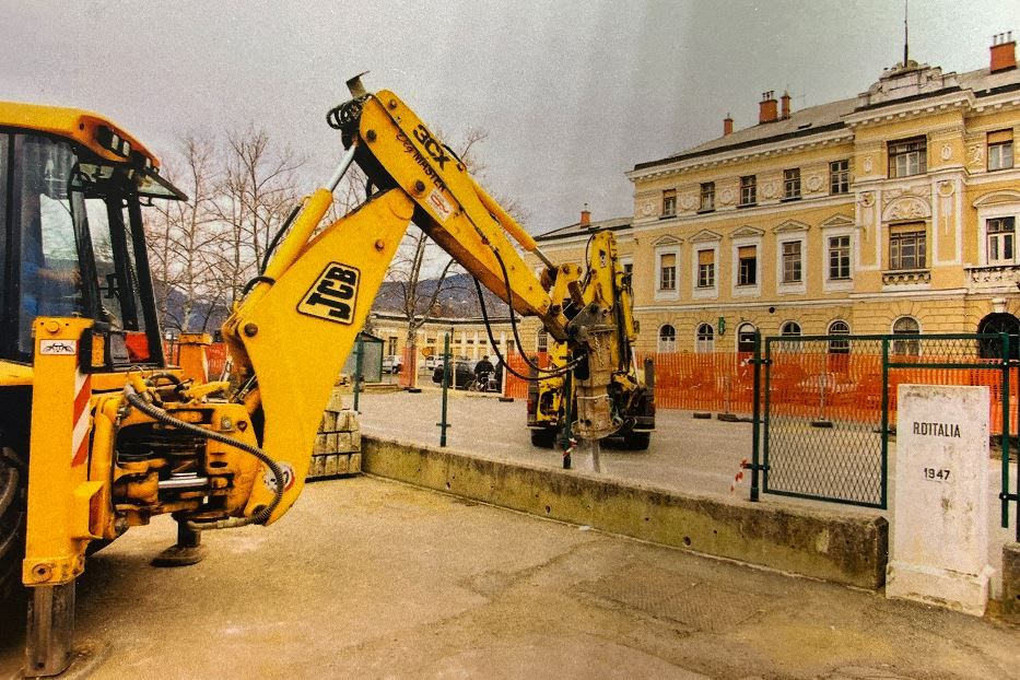 Nel 2004 l'abbattimento del muro in piazza Transalpina a Gorizia che divideva Italia e Slovenia durante la guerra fredda - Museo Nova Gorica