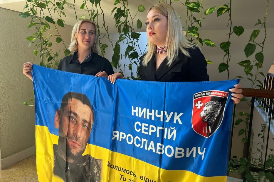 Due delle donne ucraine che hanno incontrato il Papa e il cardinale Zuppi per chiedere la liberazione dei parenti prigionieri di guerra - Ambasciata ucraina presso la Santa Sede