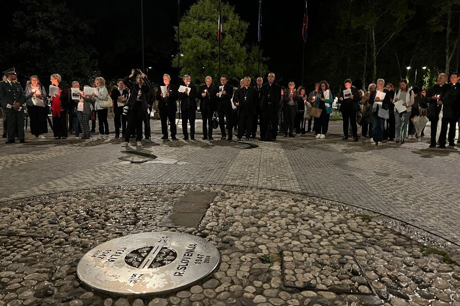 La conclusione della veglia per la pace con i vescovi di Italia, Slovenia e Croazia in piazza Transalpina a Gorizia da cui passa il confine fra Italia e Slovenia - Gambassi