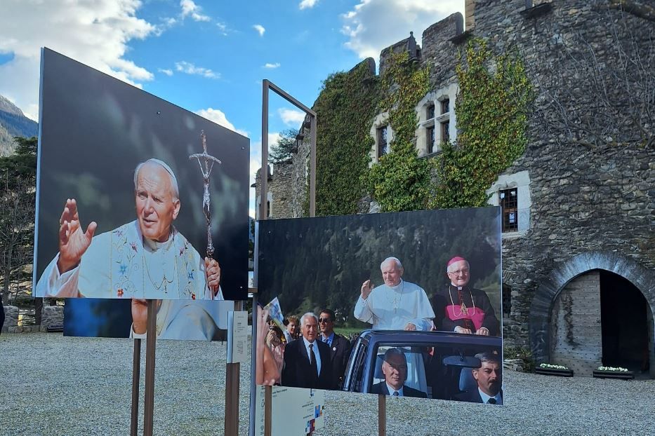 Al parco del Castello di Introd la mostra del fotografo Grzegorz Galazka su Papa Wojtyla - Foundation Grand Paradis