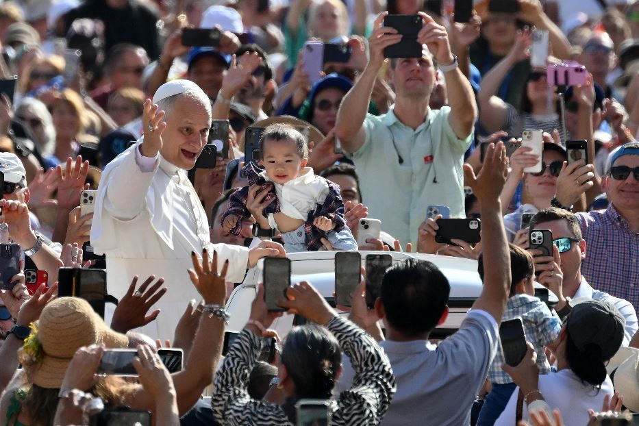 Leone XIV in piazza San Pietro saluta i pellegrini nel giorno del suo onomastico - Ansa